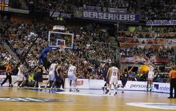 El Real Madrid ganó su 24ª Copa del Rey en Málaga en el último segundo. Mirotic, por entonces en el equipo blanco, fue el MVP de un torneo que decidió Sergio Llull desde la esquina. El Barça había remontado con un parcial de 8-0 (del 68-75 al 76-75) y un 2+1 de Brad Oleson. Quedaban ocho segundos y ocho décimas cuando Sergio Rodríguez corrió hacia su campo y ante el acoso de Sada y Papanikolaou, decidió doblar el balón a la esquina donde Llull armó el brazo y lanzó: 76-77 para el Madrid. 