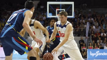 GRA369. ANDORRA LA VELLA, 14/05/2017.- El base esloveno del Real Madrid, Luka Doncic (d), intenta superar al pivot georgiano del Morabanc Andorra, Giorgi Shermandini, durante el partido de la trigésimocuarta jornada de la Liga Endesa que disputan en la capital andorrana. EFE / Fernando Galindo.