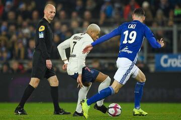 Kylian Mbappé takes on Strasbourg's Anthony Caci