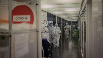 Varios sanitarios protegidos en la Unidad de Cuidados Intensivos –UCI- del Hospital del Mar, en Barcelona, Catalunya (España), a 19 de noviembre de 2020. Ahora que la región pasa por la segunda ola de la pandemia, Cataluña confirma que a día de hoy en la red de unidades de cuidados intensivos (UCI) hay un total de 539 pacientes ingresados, 14 menos que en el balance anterior. Asimismo, Catalunya ha confirmado 327.517 casos acumulados de coronavirus.
20 NOVIEMBRE 2020;UCI;HOSPITAL DE MAR;BARCELONA;COVID19
David Zorrakino / Europa Press
19/11/2020
