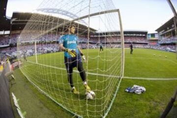 El calentamiento del capit&aacute;n del Real Madrid, Iker Casillas, en San Mam&eacute;s.