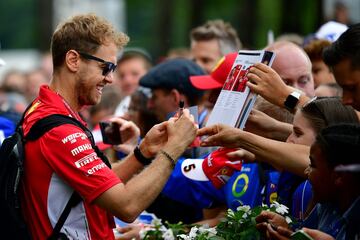 Vettel firmando a los seguidores presente en el Red Bull Ring. 