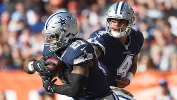CLEVELAND, OH - NOVEMBER 06: Ezekiel Elliott #21 of the Dallas Cowboys takes a hand off in the second half from Dak Prescott #4 against the Cleveland Browns at FirstEnergy Stadium on November 6, 2016 in Cleveland, Ohio. Jason Miller/Getty Images/AFP
== FOR NEWSPAPERS, INTERNET, TELCOS & TELEVISION USE ONLY ==