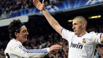 <b>RENACIDO. </b>Özil felicita a Benzema tras marcar el segundo gol del Madrid ante el Olympique de Lyon.