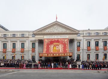 Foto de familia de los asistentes tras el acto de jura de la Constitución ante las Cortes Generales, en el Congreso de los Diputados.