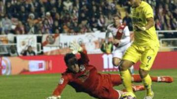 GRA292. MADRID, 15/02/2015.- El delantero mexicano del Villarreal Giovani Dos Santos (d) ante el portero del Rayo Vallecano Toño Martínez, durante el partido de la vigésimo tercera jornada de Liga de Primera División, disputado esta tarde en el estadio de Vallecas. EFE/Fernando Alvarado