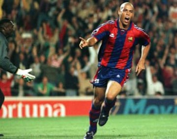 Ronaldo ha anunciado en 2015 su vuelta a los terrenos de juego con el Fort Lauderdale Strikers de la North American Soccer League. Es considerado uno de los mejores jugadores de la historia. En la imagen con el Barcelona en 1997.