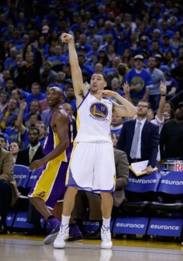 Klay Thompson y detrás Kobe.