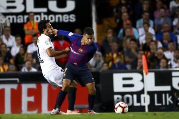 Coutinho intenta zafarse de Parejo en el encuentro de LaLiga Santander que Valencia y Barcelona disputaron en Mestalla en la jornada 8.