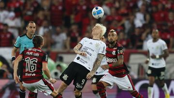 Soccer Football - Copa Libertadores - Quarter Finals - Second Leg - Flamengo v Corinthians - Maracana, Rio de Janeiro, Brazil - August 9, 2022 Corinthians' Roger Guedes in action with Flamengo's Arturo Vidal REUTERS/Sergio Moraes