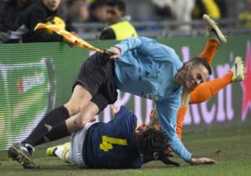 El asistente Holger Henschel se va al suelo en una jugada del partido amistoso entre Holanda y Colombia.