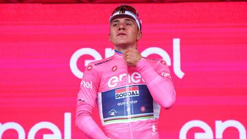 Remco Evenepoel luce la maglia rosa en el podio de Melfi.