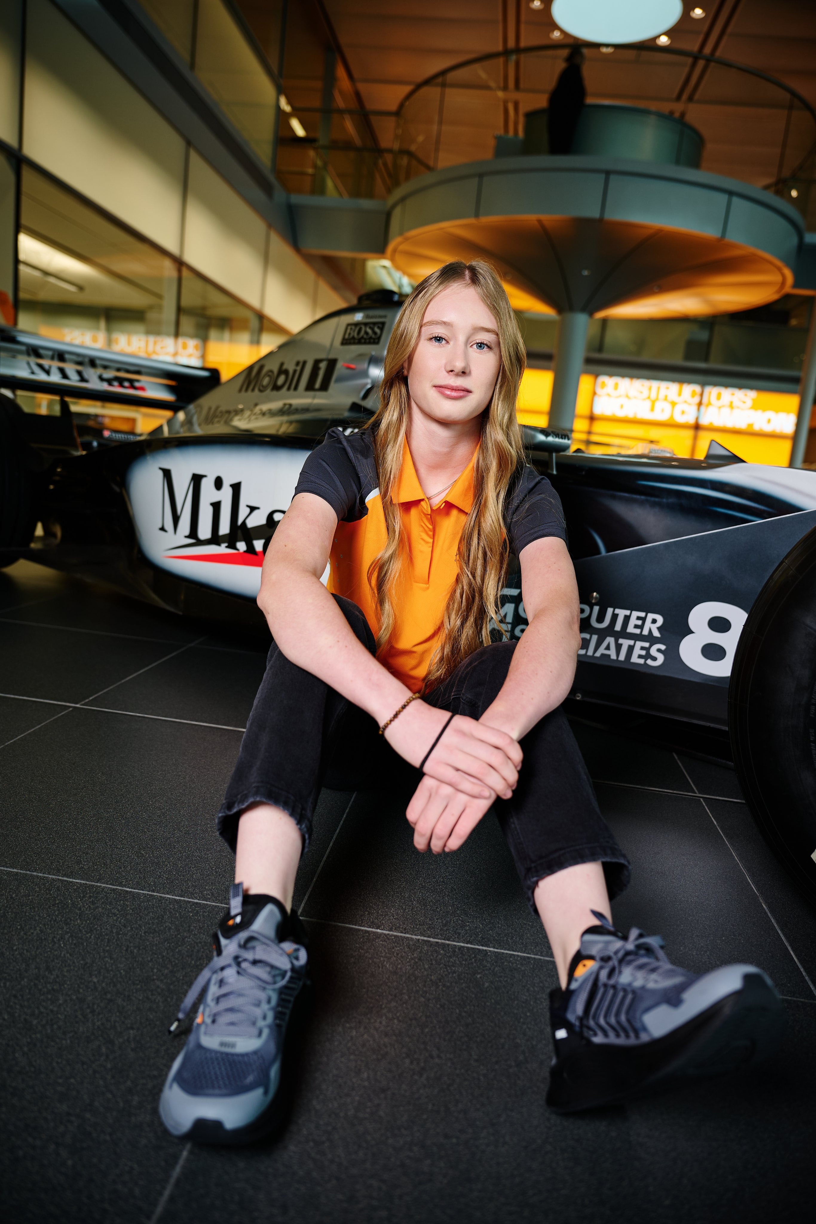 Ella Hakkinen, junto al McLaren de su padre Mika.