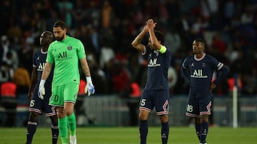 Soccer Football - Ligue 1 - Paris St Germain v Olympique de Marseille - Parc des Princes, Paris, France - April 17, 2022 Paris St Germain's Gianluigi Donnarumma and teammates applaud fans after the match REUTERS/Sarah Meyssonnier
