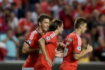 Benfica-Anderlecht. Celebración de Filip Djuricic, Lazar Markovic y siqueira después de anotar un gol ante el Anderlecht.