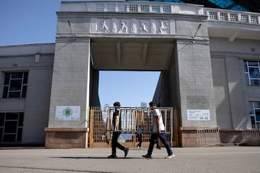 Puesta a punto del Estadio Central del FC Kairat Almaty.