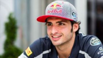 Carlos Sainz atendiendo a la prensa en Melbourne.