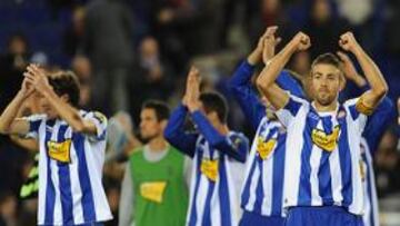 <b>ESTADO DE GRACIA. </b>Luis García y el resto de jugadores celebran, puños en alto y con aplausos hacia la grada, la séptima victoria en casa.