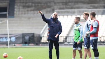 Claudio Giráldez da instrucciones a sus jugadores durante un entrenamiento en Balaídos.