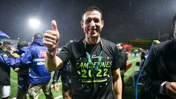 El espa?ol ?ngel Catalina celebra el t¨ªtulo del Apertura logrado con Saprissa.