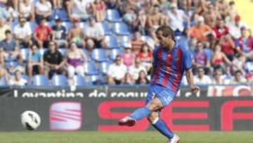 Jos&eacute; Javier Barkero lanzando un penalti.