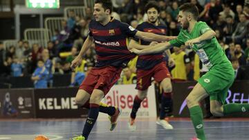Dyego controla un bal&oacute;n durante un partido del F.C. Barcelona Lassa y el Magna Gurpea.