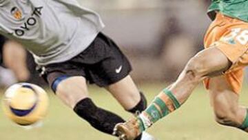 <b>VALDEZ NO PERDONÓ. </b>El paraguayo anotó el primer gol en esta jugada tras regatear a Cañizares.