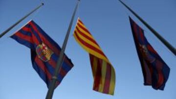 Las banderas ondean a media asta en el Camp Nou.