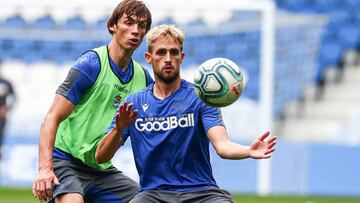 Januzaj protege el balón ante el marcaje de Le Normand en una sesión de esta semana en Anoeta.