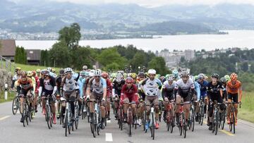 El pelot&oacute;n pedalea durante la sexta etapa de 162,8km de la 80 edici&oacute;n del Tour de Suiza de Weesen a Amden cerca de Glarus en Suiza hoy, 16 de junio de 2016. 