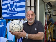 Txema Carrasco sujeta el balón con el que se jugó el último partido en Atocha.