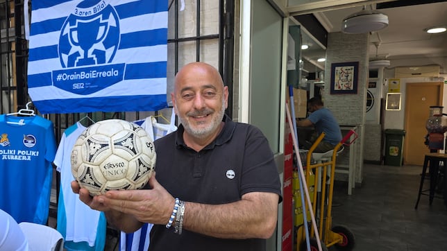De Atocha a Sevilla: el ‘realzale’ que guarda la historia de la Real en su bar