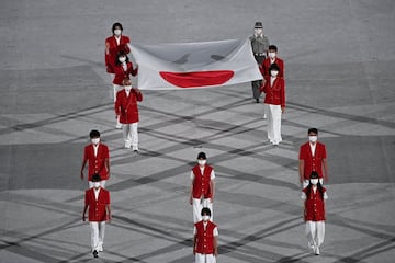 Bandera nacional japonesa durante la ceremonia de apertura de los Juegos Olímpicos de Tokio 2020, en el Estadio Olímpico, en Tokio,