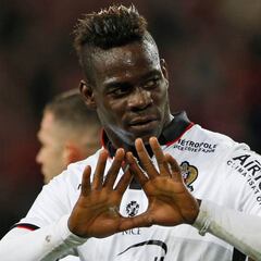 Balotelli mete al Niza en la pelea por el título de Liga