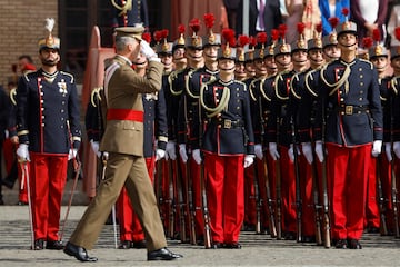 La princesa Leonor y El Rey Felipe VI en la jura de bandera en el Patio de Armas de la Academia General Militar de Zaragoza 