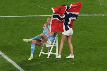 El delantero noruego del Manchester City celebró la victoria en la final de la Champions League 2023 sobre el césped del Estadio Olímpico Atatürk junto a su pareja sentimental Isabel Haugseng.