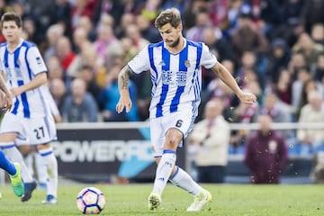 Fichó por la Real Sociedad, con 15 años, en categoría cadete. El 27 de agosto de 2011 debutó con el primer equipo, en el Estadio de El Molinón.