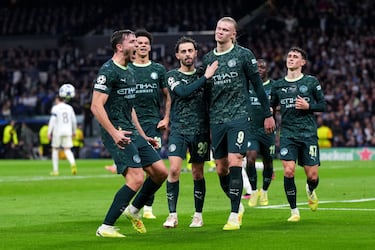 Llegaba la 6ª jornada de la fase de liga de la Champions. Manchester City llegaban con buenos resultados en esta fase y se encontraban en un Santiago bernabéu lleno para disfrutar der este nuevo clásico. El Madrid comenzó mejor y Rodrygo aprovechó la oportunidad para adelantar a los madridistas, pero antes del descanso, Nico O'Really y Haaland, en la imagen celebrando su gol de penalti, remontaron para los mancunianos.