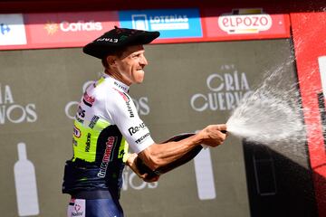 El ciclista portugués del equipo Intermarche Wanty, Rui Costa, celebra en el podio su victoria en la etapa 15 de la vuelta ciclista a España 2023.