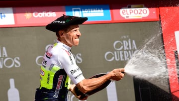 El ciclista portugués del equipo Intermarche Wanty, Rui Costa, celebra en el podio su victoria en la etapa 15 de la vuelta ciclista a España 2023.