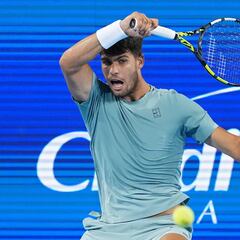 Carlos Alcaraz pisa el acelerador para meterse en cuartos de final