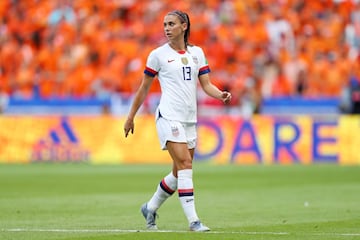 Alex Morgan Carrasco (California, Estados Unidos, 31 años) lidera la lista de jugadoras más mediáticas del mundo. La delantera, que jugará esta temporada en el Tottenham, comenzó su carrera futbolística en las filas del Western New York Flash, donde fue seleccionada como número uno en el Draft de Fútbol Profesional Femenino en 2011 y ganó el título del Campeonato de WPS, antes de pasar por el Seattle Sounders y el Portland Thorns. En 2016 se unió al Orlando Pride, desde el que se marchó en calidad de cedida al todopoderoso Olympique de Lyon, equipo con el que conquistó un triplete (Liga, Copa y Champions). 
La atacante estadounidense suma un total de 169 partidos internacionales con Estados Unidos, combinado con el que ha marcado 107 goles y ha ganado una medalla de oro en los Juegos Olímpicos de Londres 2012 y dos Mundiales en 2015 y 2019. Entre sus distinciones individuales destacan un premio ESPY a la Mejor Atleta Femenina en 2019, dos premios Atleta del Año de US Soccer (2012, 2018) y cuatro galardones a la Jugadora del Año de CONCACAF (2013, 2016, 2017, 2018). Además, recibió el galardón FIFPro World 11 en 2016, 2017 y 2019 y terminó en tercer lugar en el Balón de Oro 2019, que terminó ganando su compatriota Megan Rapinoe.  La delantera norteamericana busca seguir brillando en la Premier League, donde se ha convertido en uno de los grandes fichajes estrellas. Pese a que lleva sin jugar poco más de un año, tras encadenar una lesión y el embarazo de su primera hija, muestra un gran estado de forma y ya deslumbra con los Spurs. Cabe recordar que la futbolista estadounidense, una de las mejores pagadas del mundo en los últimos años, ha lanzado algún guiño al Barça, equipo del que se ha confesado hincha. Quién sabe si desde Inglaterra dará el salto a España…
