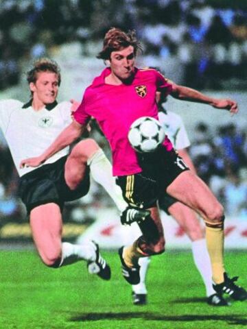 La final de la Eurocopa de Italia 1980 la jugaron Alemania Federal y Bélgica.
Los belgas fueron bautizados como los 'Diablos Rojos' por el ímpetu de su juego, aunque acabaron perdiendo 2-1 ante los alemanes. 
Ceulemans.