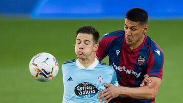 Santi Mina durante un partido contra el Levante.