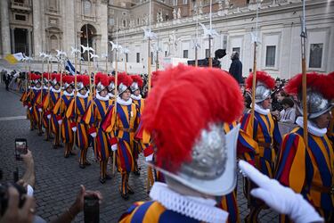 Miembros de la Guardia Suiza desfilan después de que el cardenal Robert F. Prevost de los EE. UU. fuera elegido como Papa León XIV en el Vaticano.
