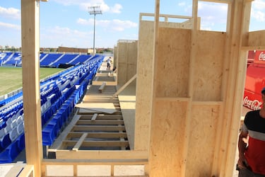 Obras de construcción de los nuevos palcos VIP de Butarque, estadio del Leganés.