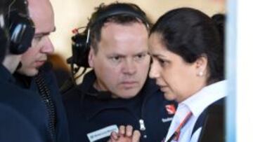 Monisha Kaltenborn se dirige a algunos miembros del equipo Sauber.