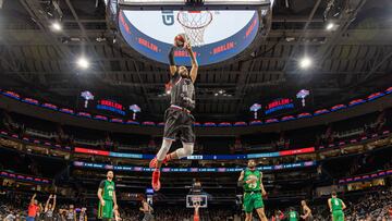 Un integrante de los Harlem Globetrotters realiza un mate.