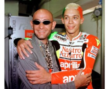 Marco Pantani junto al piloto italiano de Aprilia Valentino Rossi en Imola, tras haber ganado Tour y Giro ese mismo a?o (1998).