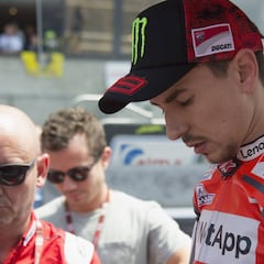 Lorenzo trabaja la vuelta a Yamaha fuera del box de Rossi